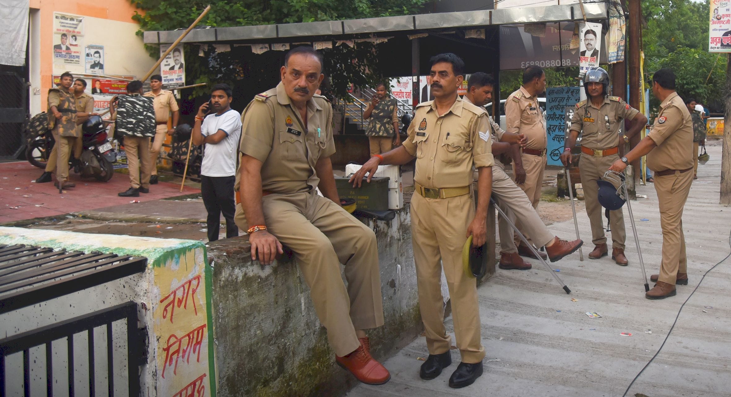 अवैध चैंबरों पर रविवार को कार्रवाई हुई। अवैध चैंबरों पर रविवार को कार्रवाई हुई।