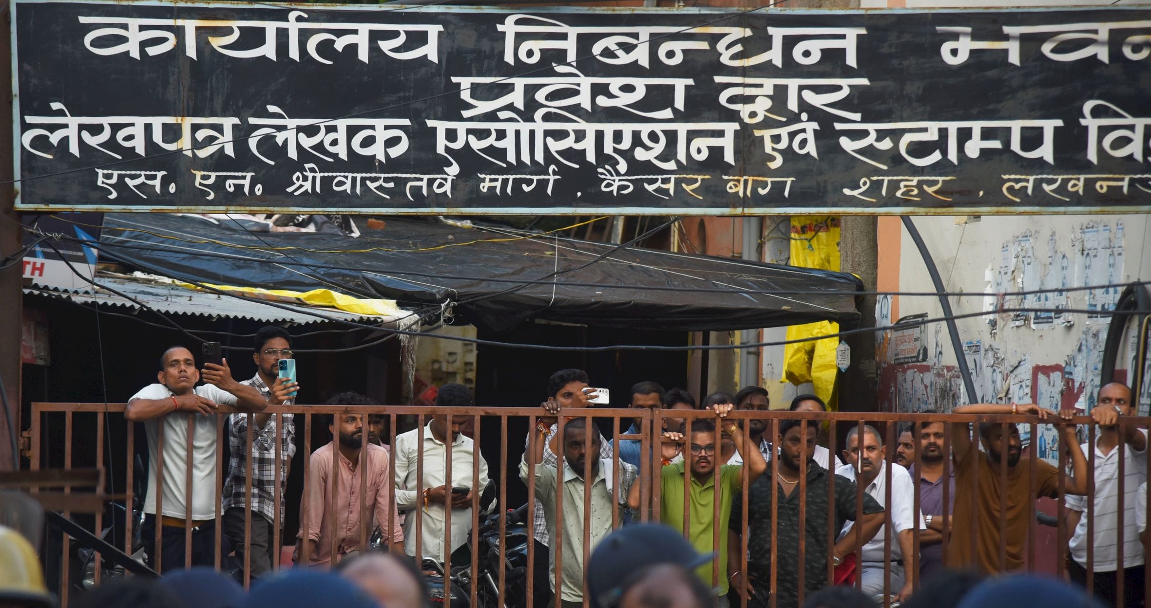 अवैध चैंबरों पर रविवार को कार्रवाई हुई। अवैध चैंबरों पर रविवार को कार्रवाई हुई।