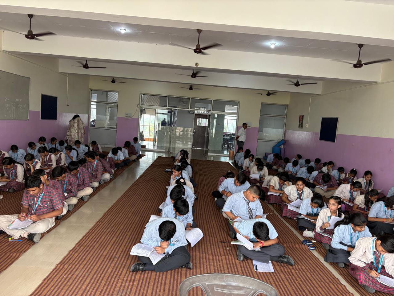 भारत को जानो प्रतियोगिता में भाग लेते विद्यार्थी। विज्ञप्ति
