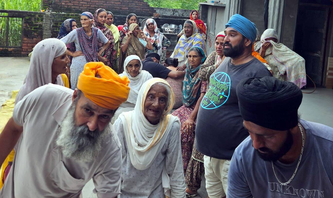 बिजनौर में गंगा में डूबने से हुई गांव ब्रह्मपुरी के किसान मंजीत सिंह की मौत के बाद मौके पर जमा 