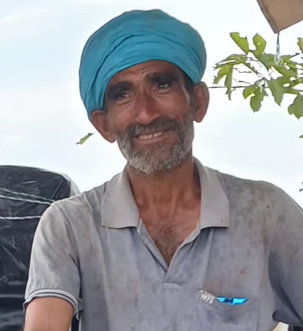 बिजनौर में गंगा में डूबने से हुई गांव ब्रह्मपुरी के किसान मंजीत सिंह की मौत के बाद मौके पर जमा 