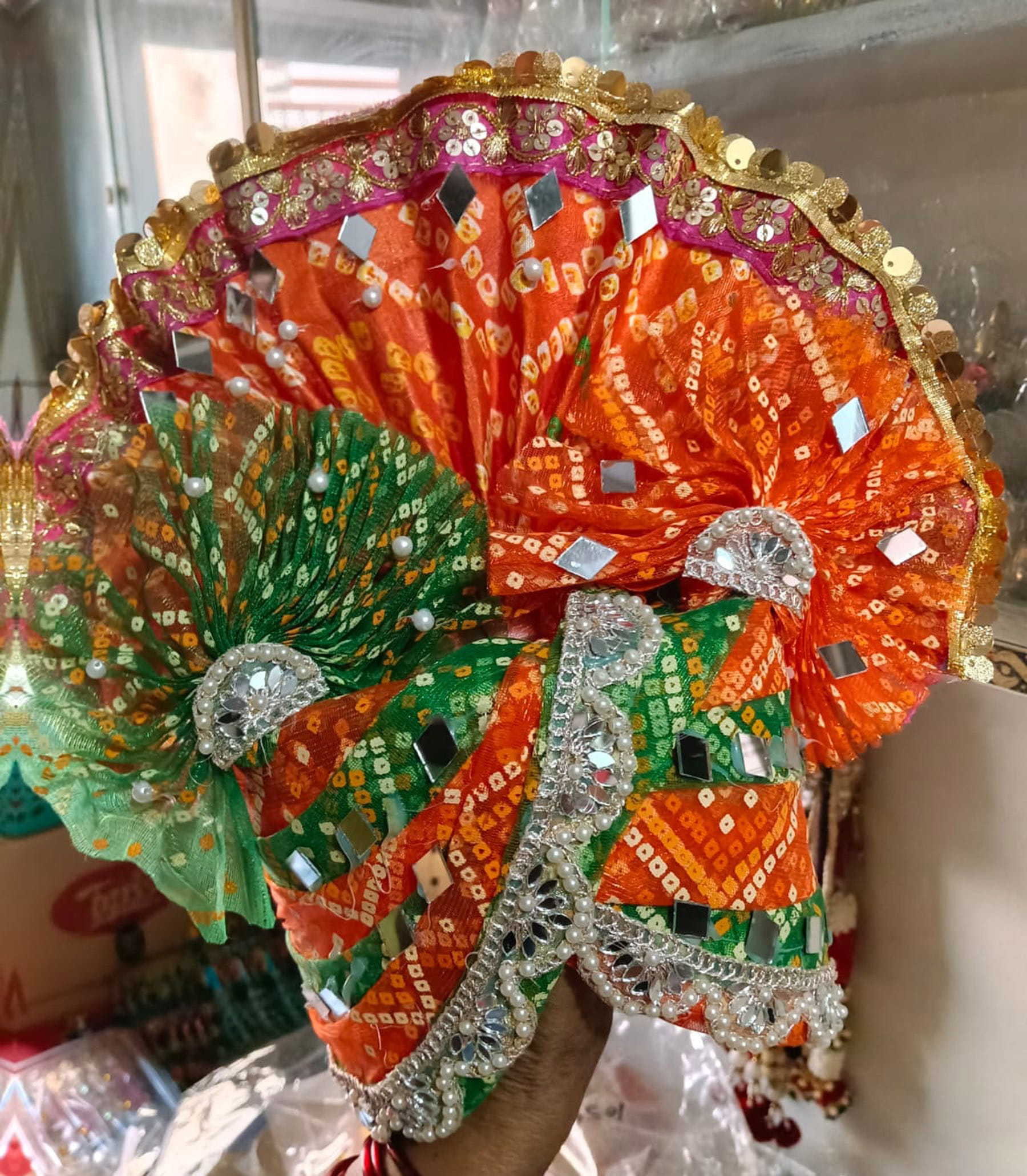 बाजार में उपलब्ध ठाकुर जी के मुकुट व पगडिय़ां। संवाद बाजार में उपलब्ध ठाकुर जी के मुकुट व पगडिय़ां। संवाद