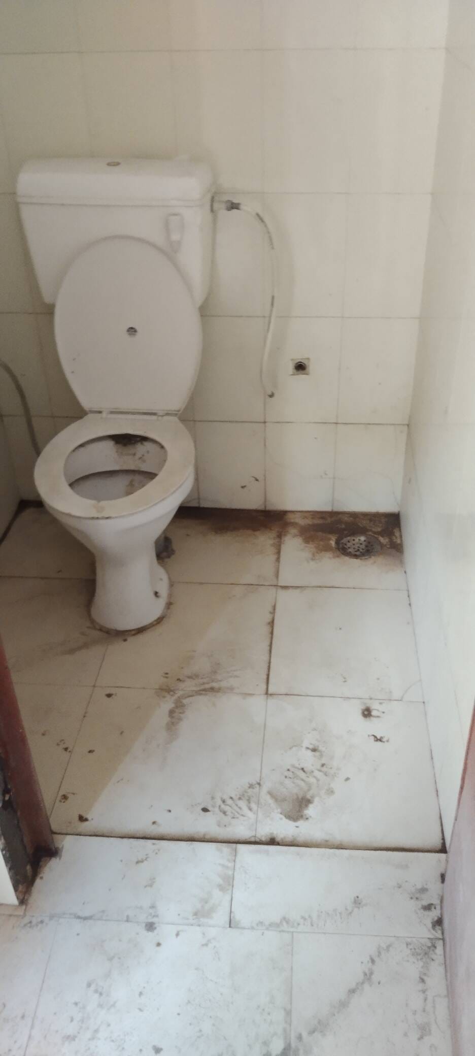 बिना टोंटी के लगी सिंक। बिना टोंटी के लगी सिंक।