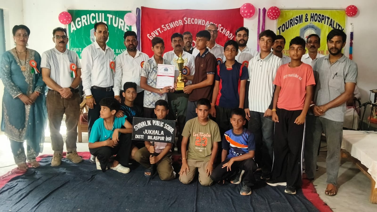 बंदला स्कूल में आयोजित खंड स्तरीय खेलों में विजेता खिलाड़ियों को सम्मानित करते हुए।