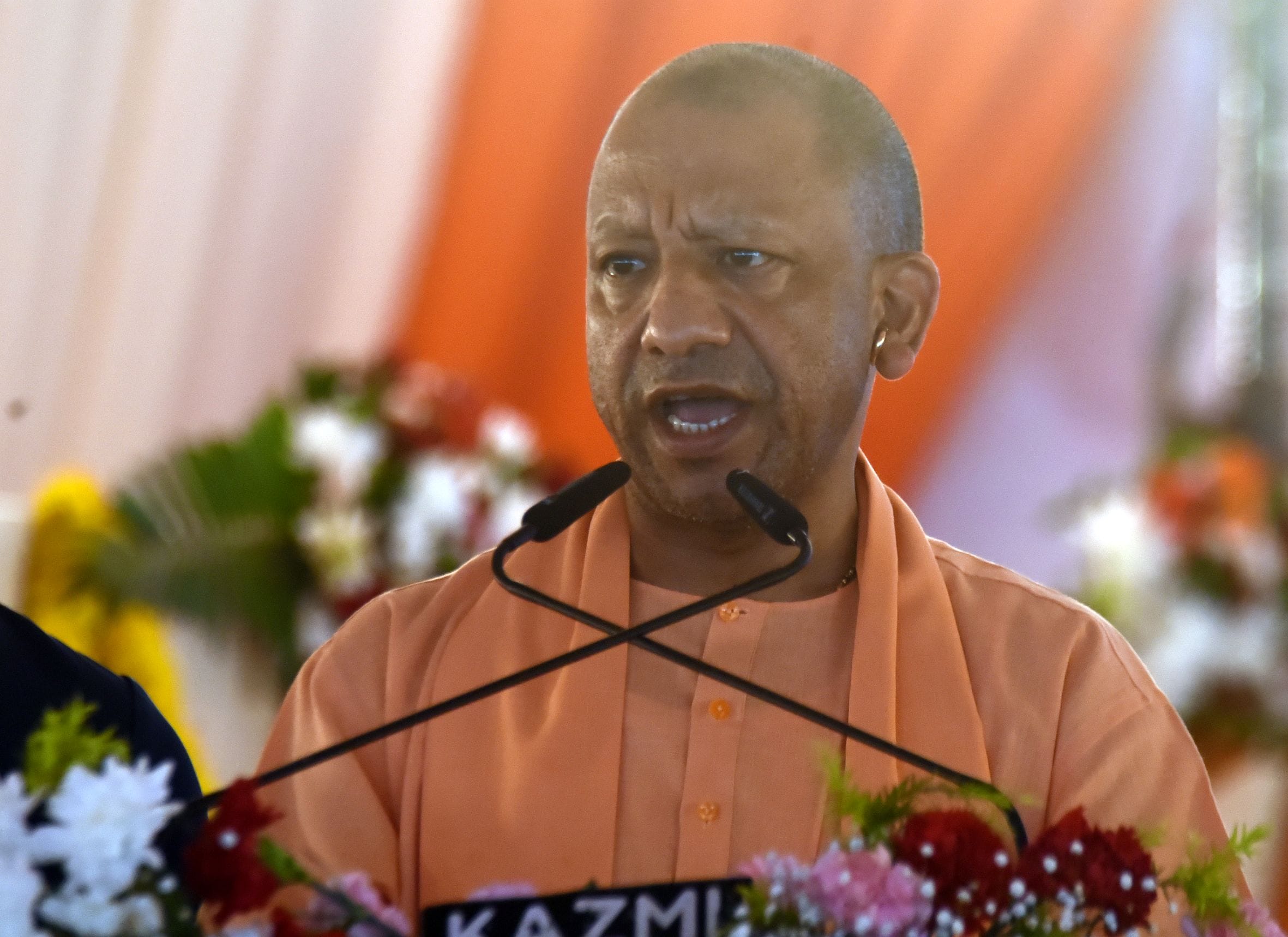 छावनी में कार्यक्रम के दौरान राजनाथ सिंह और योगी आदित्यनाथ। छावनी में कार्यक्रम के दौरान राजनाथ सिंह और योगी आदित्यनाथ।