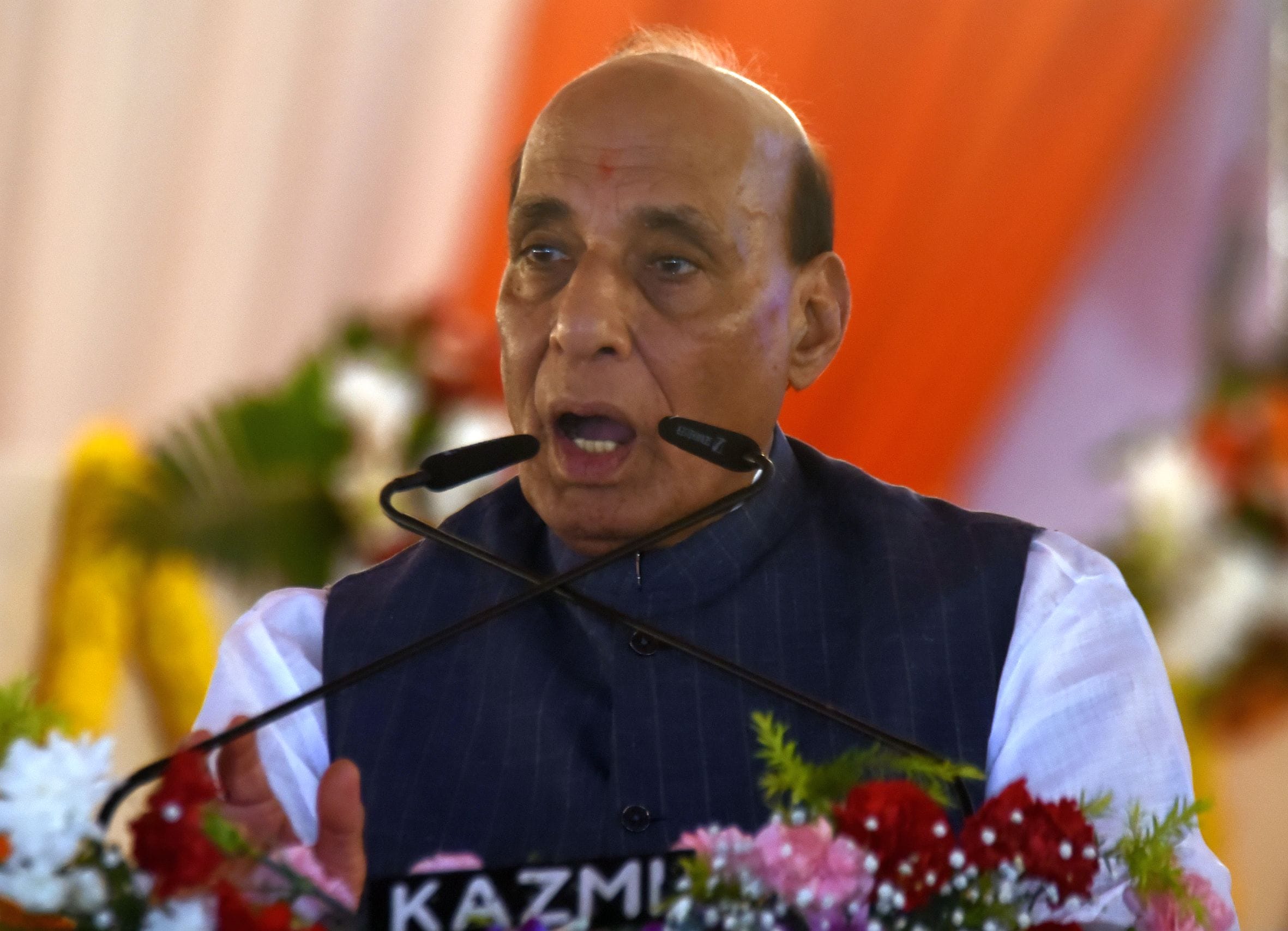 छावनी में कार्यक्रम के दौरान राजनाथ सिंह और योगी आदित्यनाथ। छावनी में कार्यक्रम के दौरान राजनाथ सिंह और योगी आदित्यनाथ।