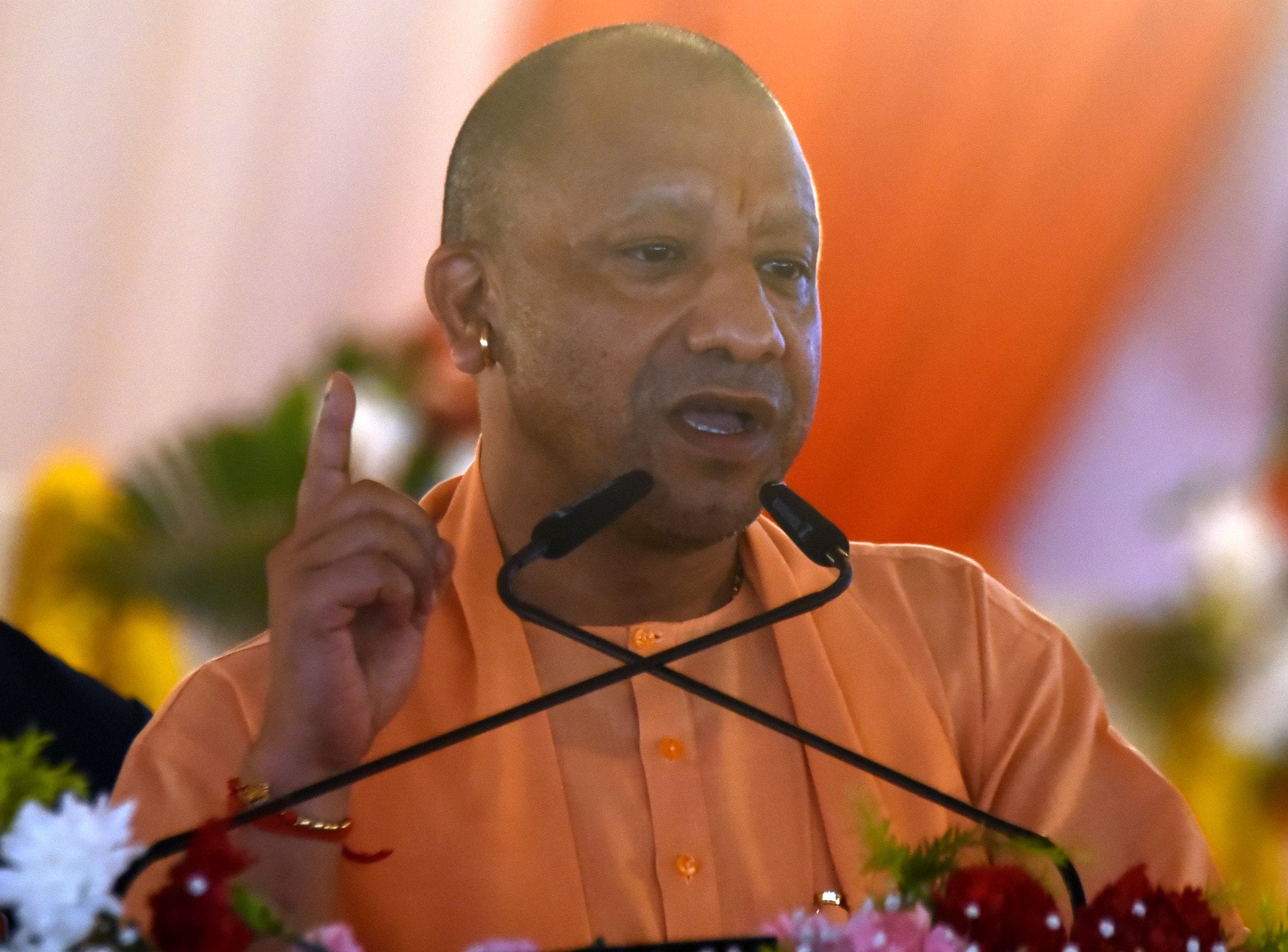 छावनी में कार्यक्रम के दौरान राजनाथ सिंह और योगी आदित्यनाथ। छावनी में कार्यक्रम के दौरान राजनाथ सिंह और योगी आदित्यनाथ।