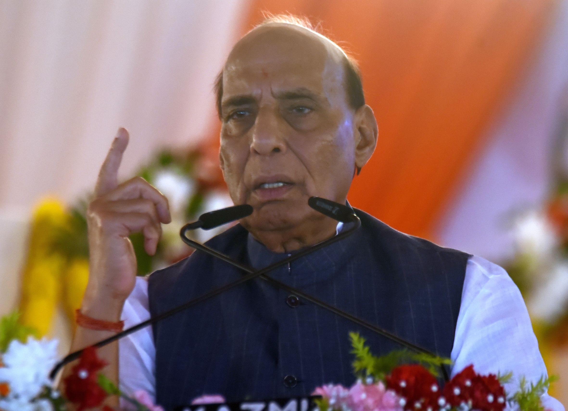 छावनी में कार्यक्रम के दौरान राजनाथ सिंह और योगी आदित्यनाथ। छावनी में कार्यक्रम के दौरान राजनाथ सिंह और योगी आदित्यनाथ।