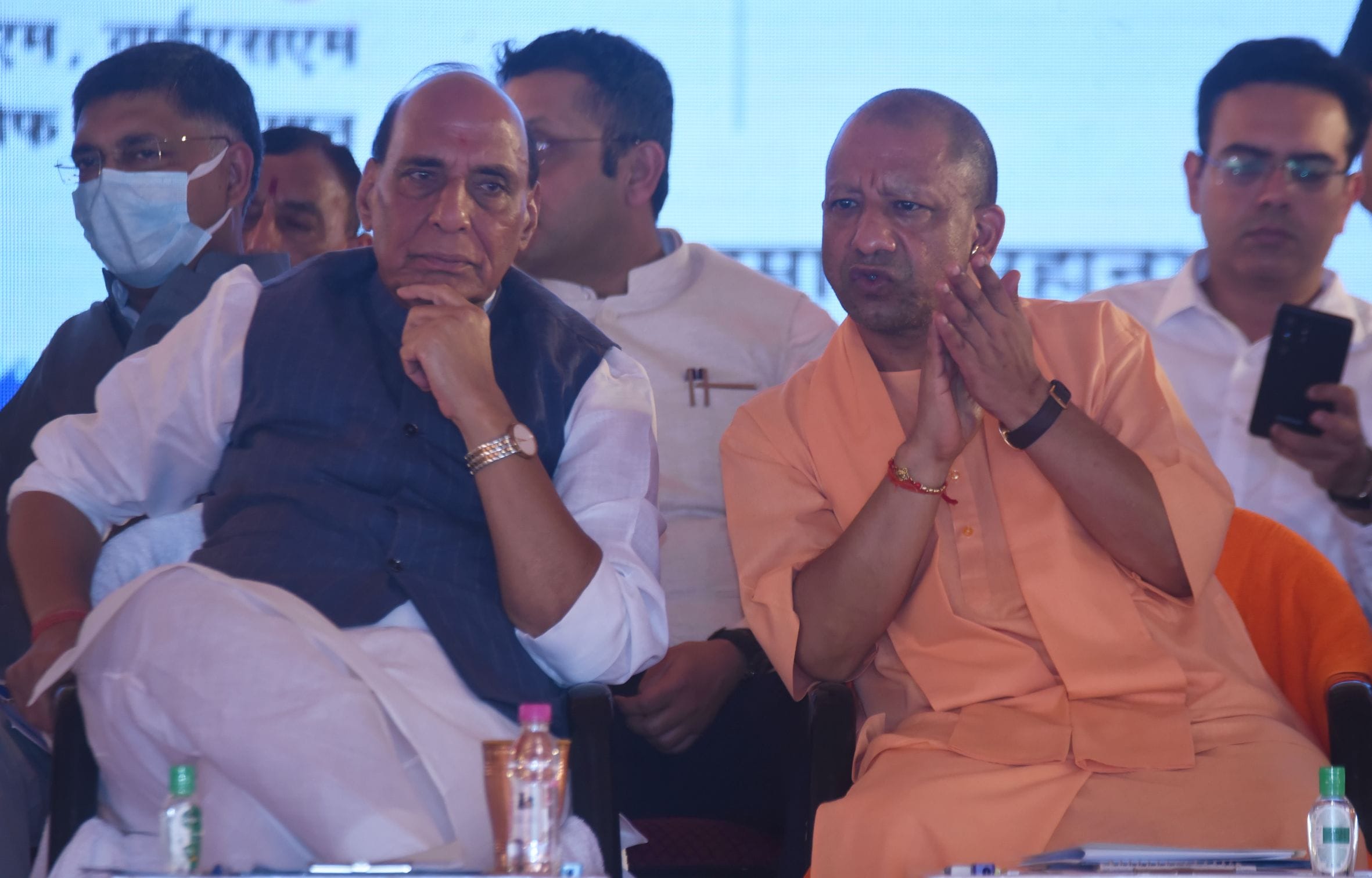 छावनी में कार्यक्रम के दौरान राजनाथ सिंह और योगी आदित्यनाथ। छावनी में कार्यक्रम के दौरान राजनाथ सिंह और योगी आदित्यनाथ।
