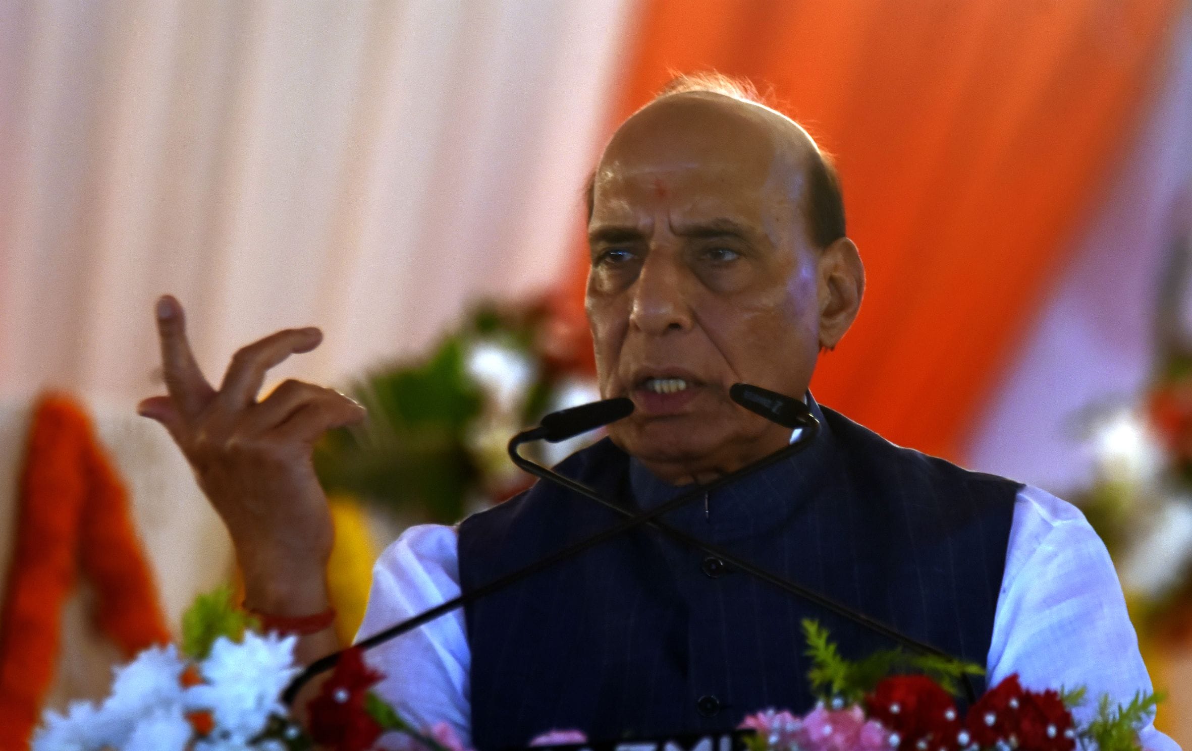 छावनी में कार्यक्रम के दौरान राजनाथ सिंह और योगी आदित्यनाथ। छावनी में कार्यक्रम के दौरान राजनाथ सिंह और योगी आदित्यनाथ।