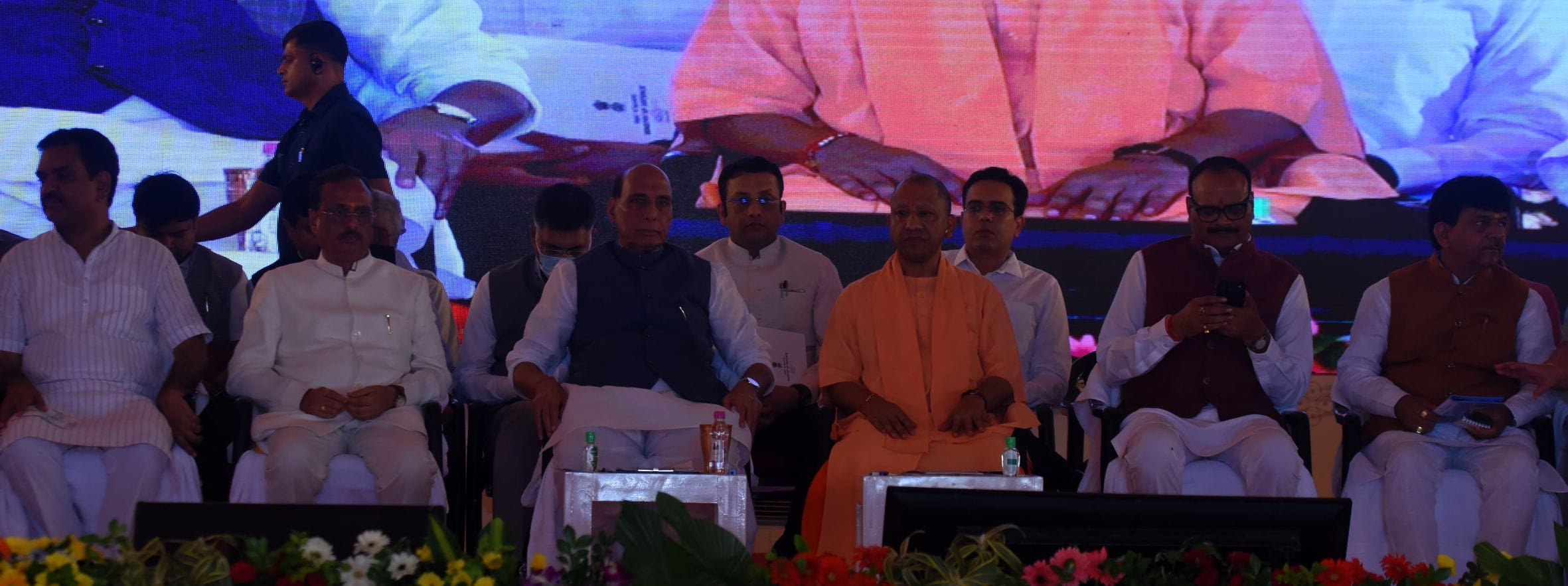 छावनी में कार्यक्रम के दौरान राजनाथ सिंह और योगी आदित्यनाथ। छावनी में कार्यक्रम के दौरान राजनाथ सिंह और योगी आदित्यनाथ।