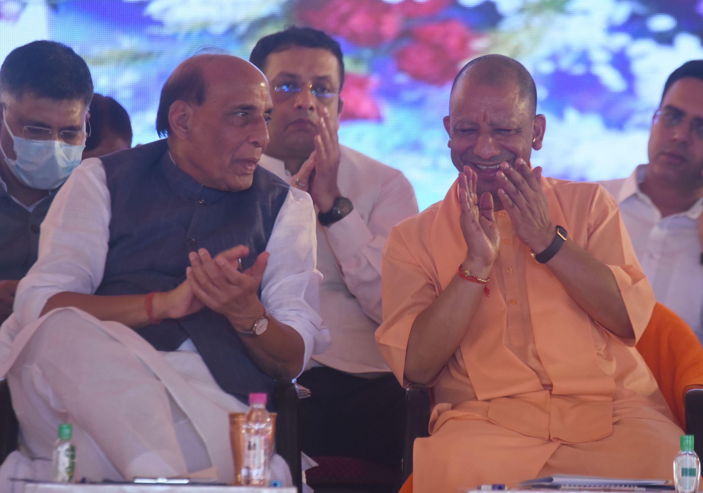 छावनी में कार्यक्रम के दौरान राजनाथ सिंह और योगी आदित्यनाथ। छावनी में कार्यक्रम के दौरान राजनाथ सिंह और योगी आदित्यनाथ।
