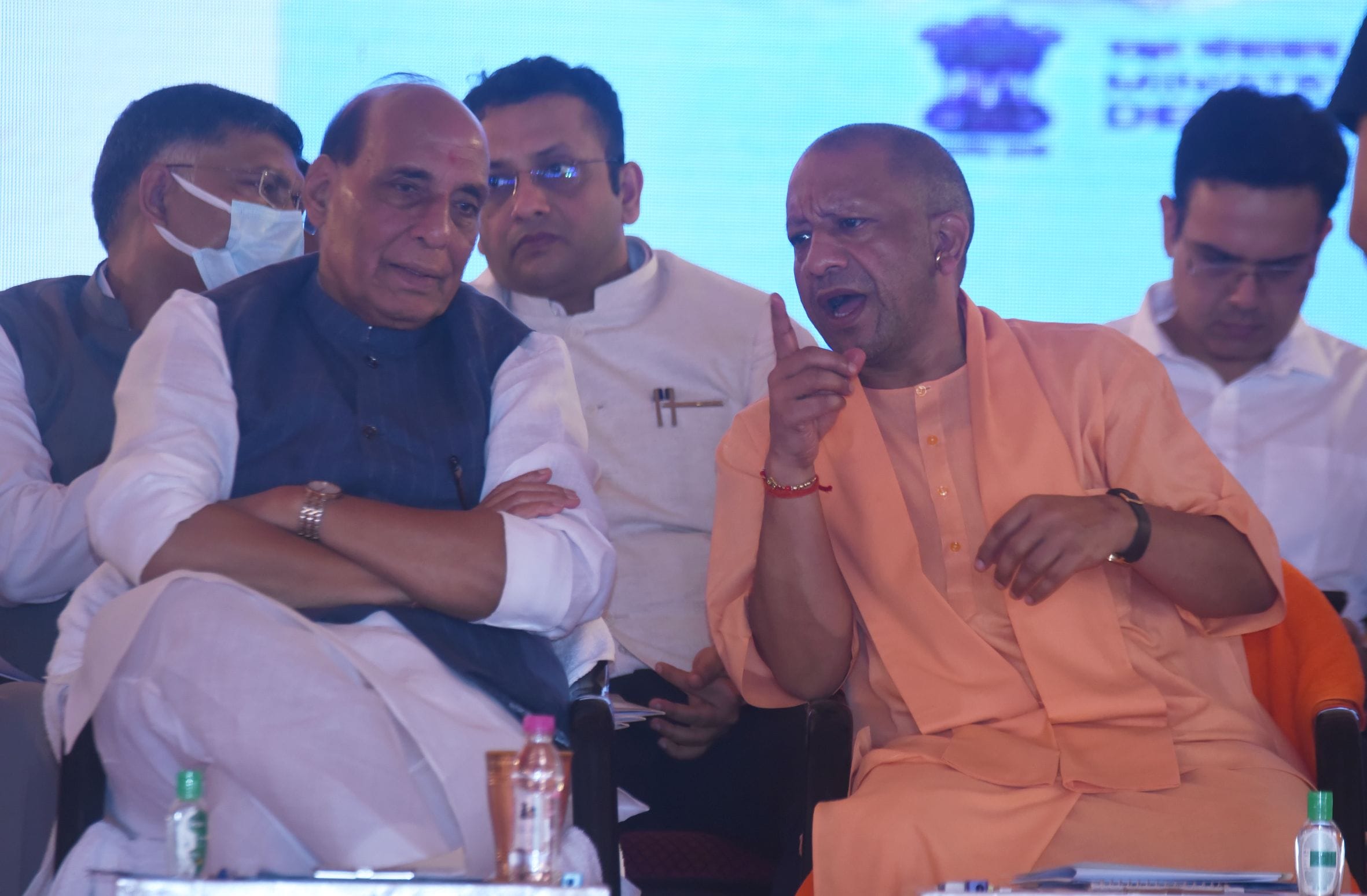 छावनी में कार्यक्रम के दौरान राजनाथ सिंह और योगी आदित्यनाथ। छावनी में कार्यक्रम के दौरान राजनाथ सिंह और योगी आदित्यनाथ।