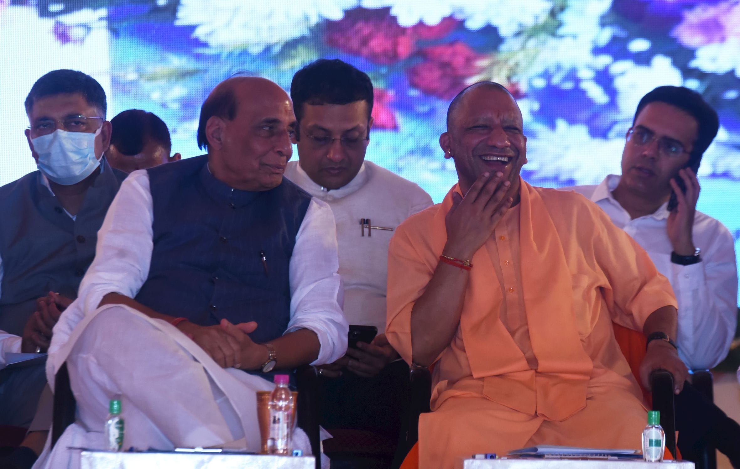 छावनी में कार्यक्रम के दौरान राजनाथ सिंह और योगी आदित्यनाथ। छावनी में कार्यक्रम के दौरान राजनाथ सिंह और योगी आदित्यनाथ।