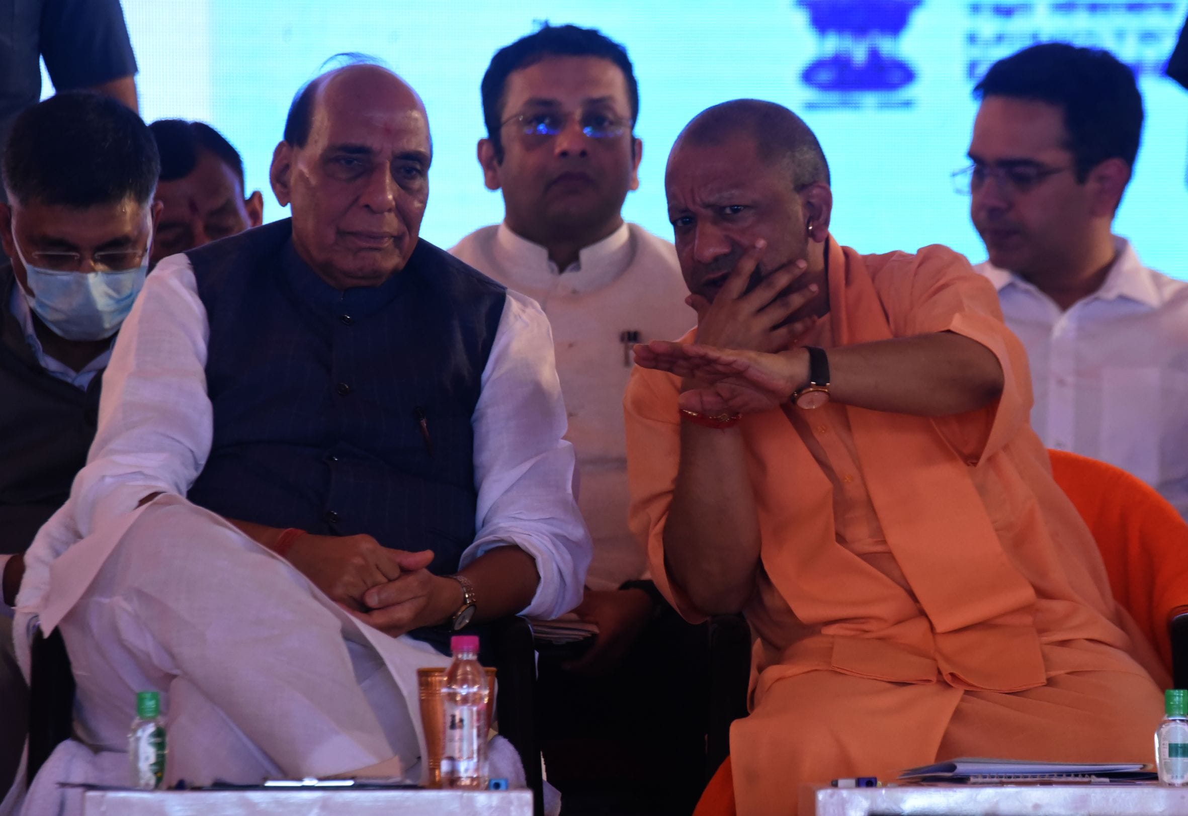 छावनी में कार्यक्रम के दौरान राजनाथ सिंह और योगी आदित्यनाथ। छावनी में कार्यक्रम के दौरान राजनाथ सिंह और योगी आदित्यनाथ।
