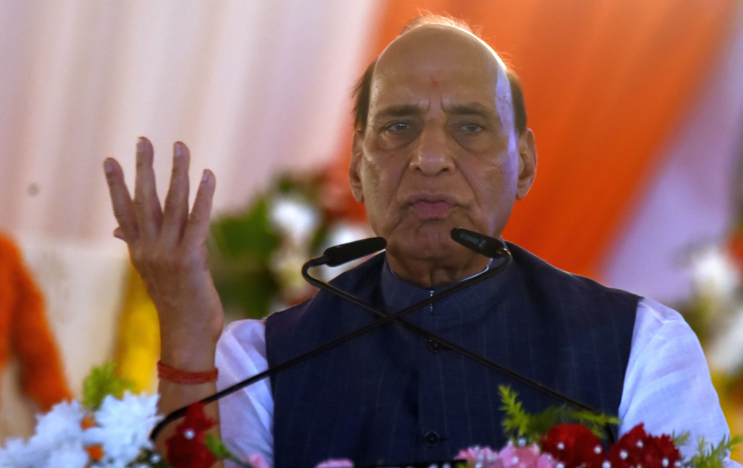छावनी में कार्यक्रम के दौरान राजनाथ सिंह और योगी आदित्यनाथ। छावनी में कार्यक्रम के दौरान राजनाथ सिंह और योगी आदित्यनाथ।