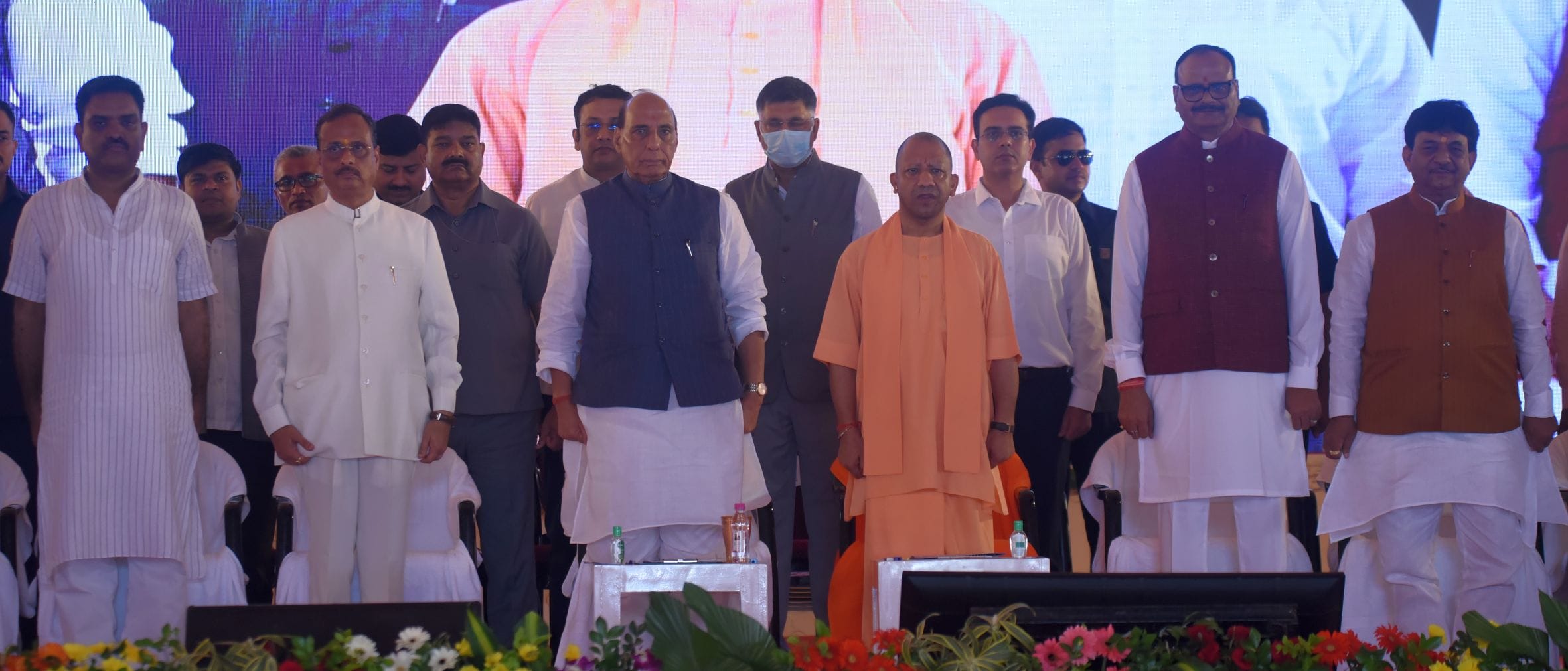 छावनी में कार्यक्रम के दौरान राजनाथ सिंह, योगी आदित्यनाथ, ब्रजेश पाठक व अन्य। छावनी में कार्यक्रम के दौरान राजनाथ सिंह, योगी आदित्यनाथ, ब्रजेश पाठक व अन्य।