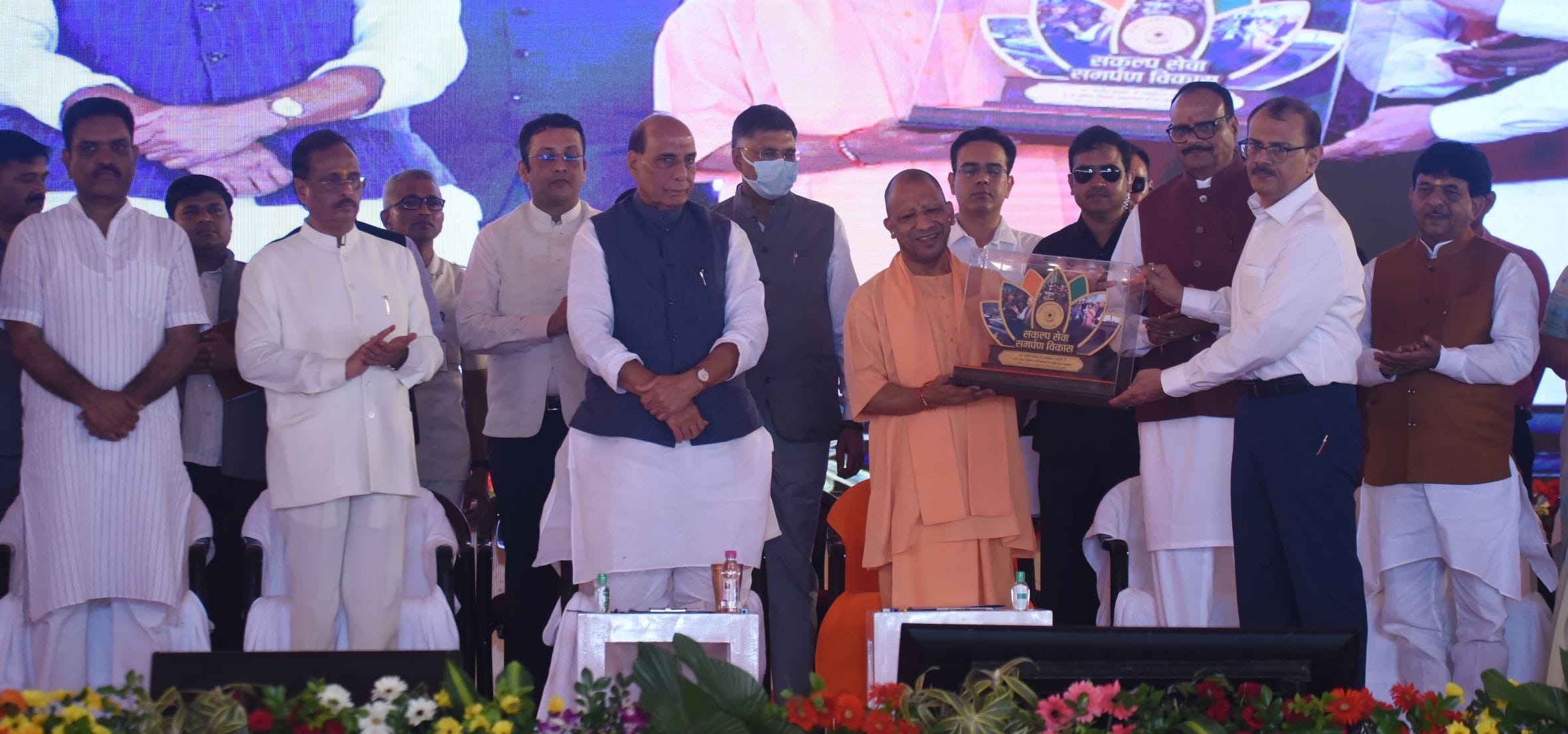 छावनी में कार्यक्रम के दौरान राजनाथ सिंह, योगी आदित्यनाथ, ब्रजेश पाठक व अन्य। छावनी में कार्यक्रम के दौरान राजनाथ सिंह, योगी आदित्यनाथ, ब्रजेश पाठक व अन्य।