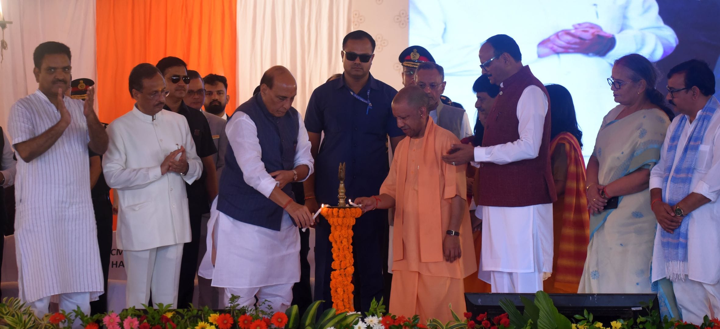 छावनी में कार्यक्रम के दौरान राजनाथ सिंह, योगी आदित्यनाथ, ब्रजेश पाठक व अन्य। छावनी में कार्यक्रम के दौरान राजनाथ सिंह, योगी आदित्यनाथ, ब्रजेश पाठक व अन्य।