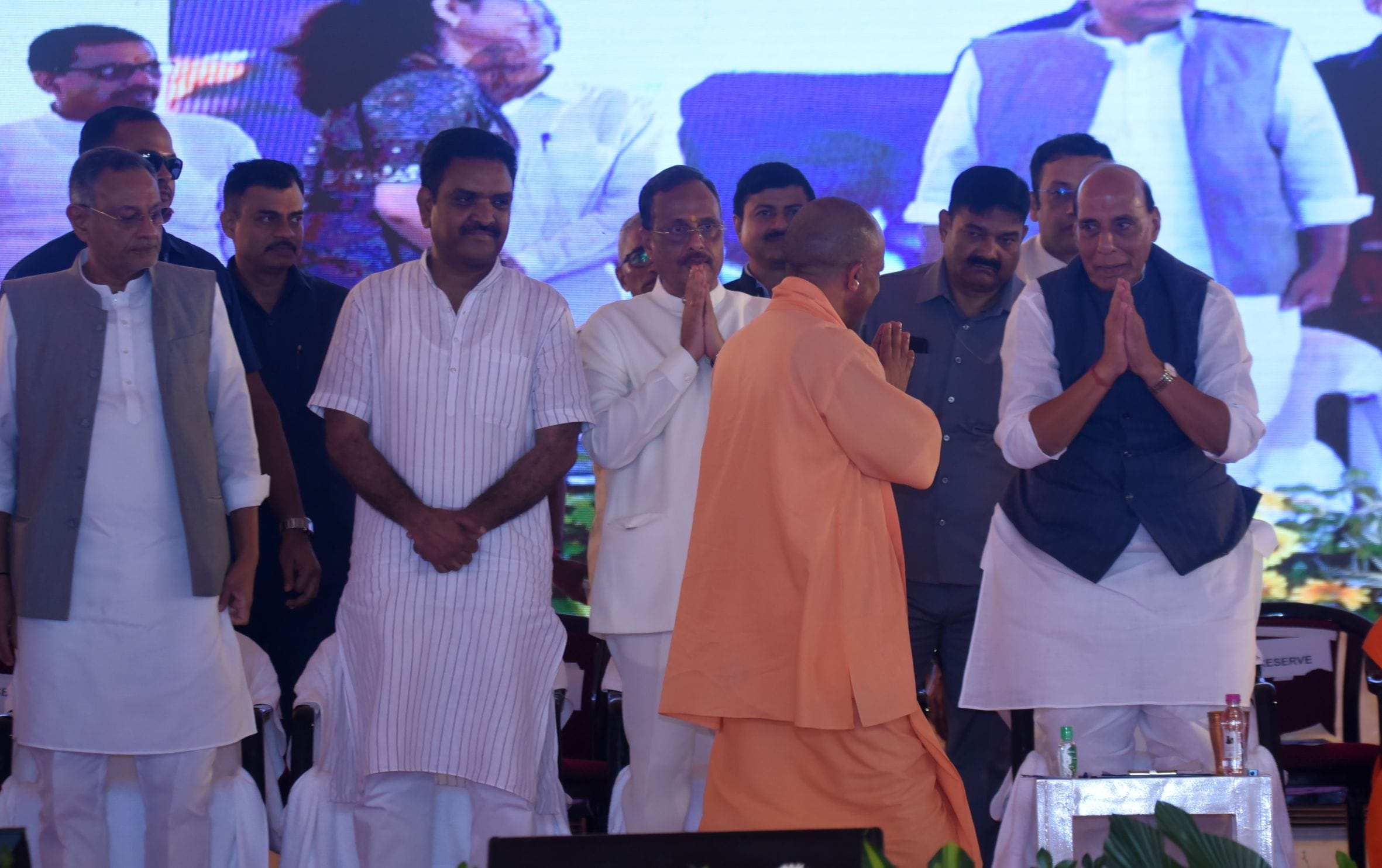 छावनी में कार्यक्रम के दौरान राजनाथ सिंह, योगी आदित्यनाथ, ब्रजेश पाठक व अन्य। छावनी में कार्यक्रम के दौरान राजनाथ सिंह, योगी आदित्यनाथ, ब्रजेश पाठक व अन्य।