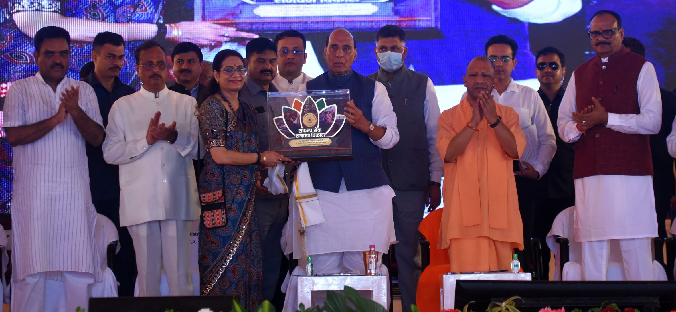 छावनी में कार्यक्रम के दौरान राजनाथ सिंह, योगी आदित्यनाथ, ब्रजेश पाठक व अन्य। छावनी में कार्यक्रम के दौरान राजनाथ सिंह, योगी आदित्यनाथ, ब्रजेश पाठक व अन्य।