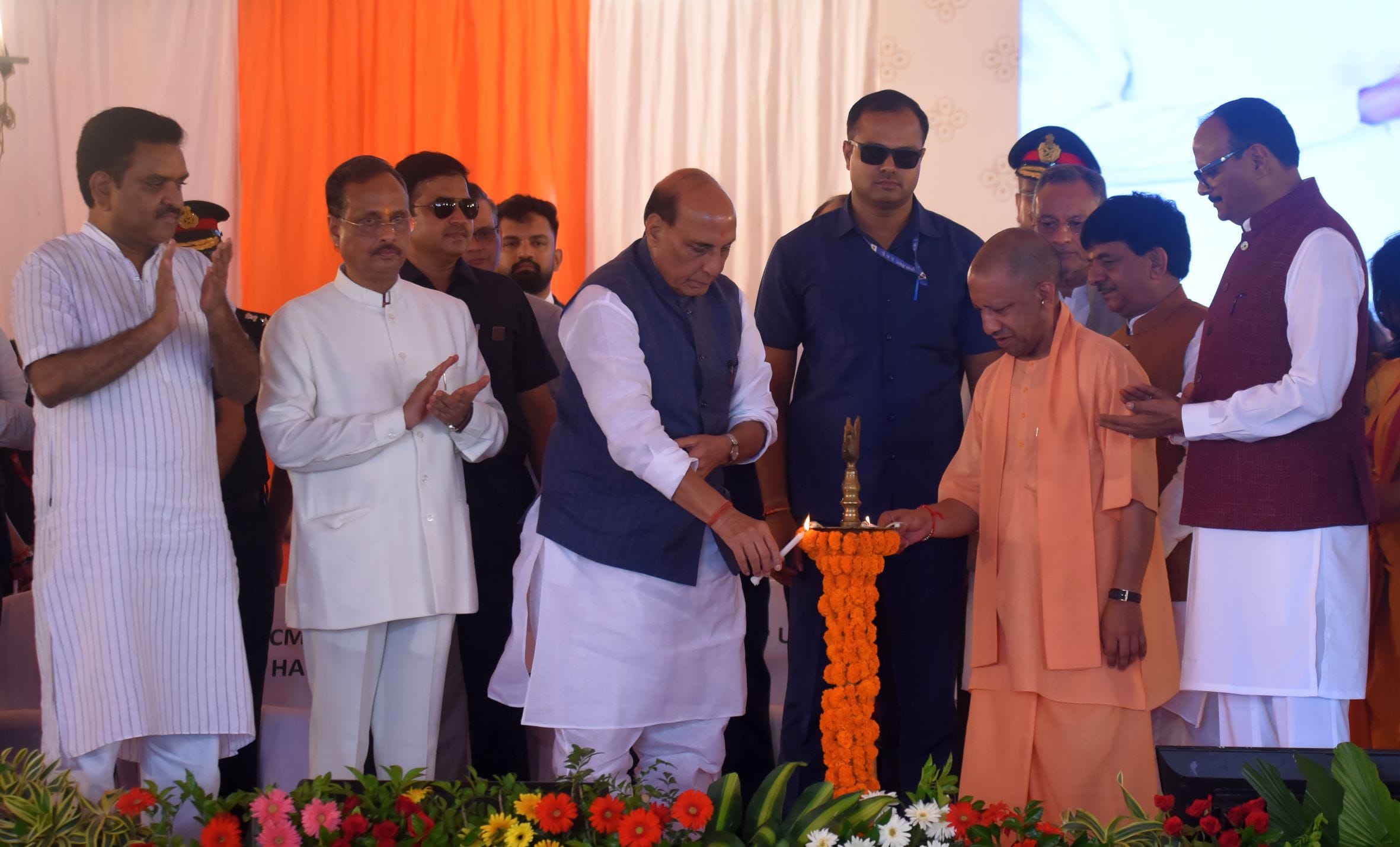 छावनी में कार्यक्रम के दौरान राजनाथ सिंह, योगी आदित्यनाथ, ब्रजेश पाठक व अन्य। छावनी में कार्यक्रम के दौरान राजनाथ सिंह, योगी आदित्यनाथ, ब्रजेश पाठक व अन्य।