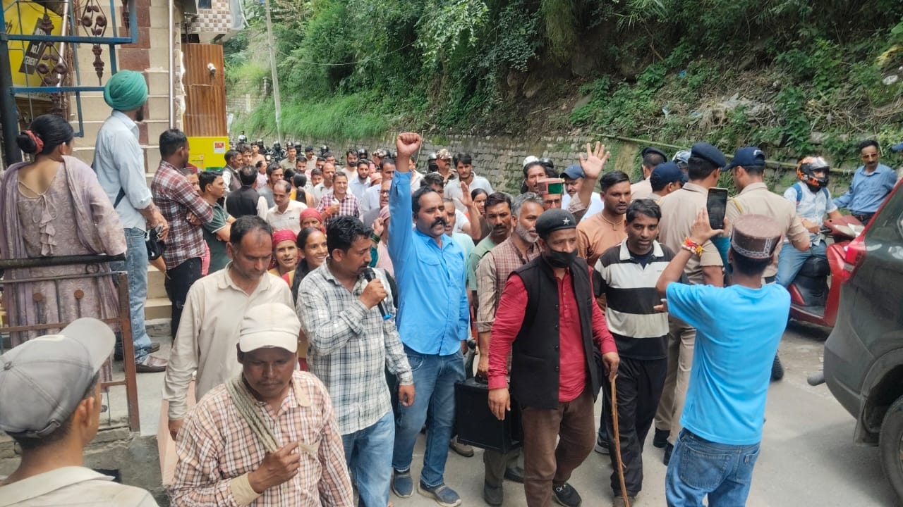 एसडीएम आनी लक्ष्मण सिंह कनेट ने पदम प्रभाकर को जूस पीलाकर तोड़ा आमरण अनशन। संवाद