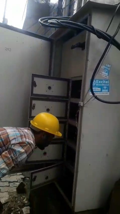 फॉल्ट की मरम्मत करता बिजली कर्मी। फॉल्ट की मरम्मत करता बिजली कर्मी।