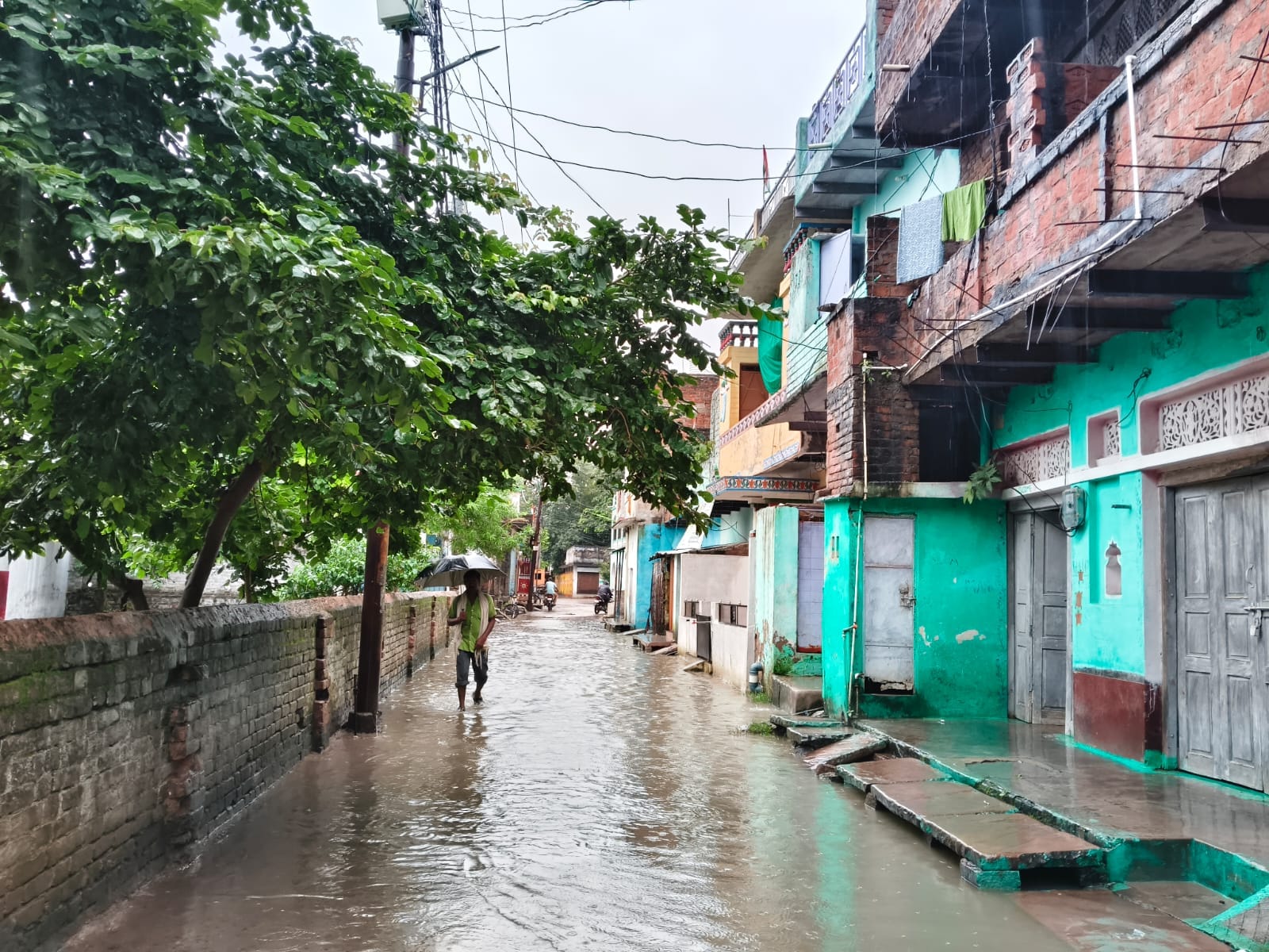 फोटो-10-मुड़िया देव के पास उफनाया उसरा नाला, जिससे रपटा डूब गया। संवाद फोटो-10-मुड़िया देव के पास उफनाया उसरा नाला, जिससे रपटा डूब गया। संवाद