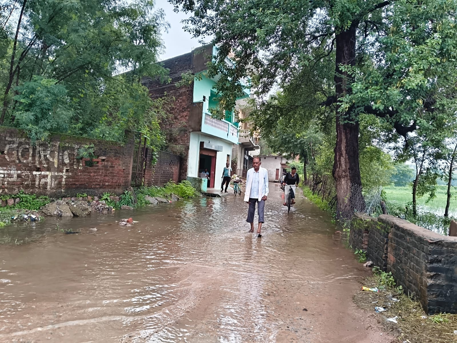फोटो-10-मुड़िया देव के पास उफनाया उसरा नाला, जिससे रपटा डूब गया। संवाद फोटो-10-मुड़िया देव के पास उफनाया उसरा नाला, जिससे रपटा डूब गया। संवाद