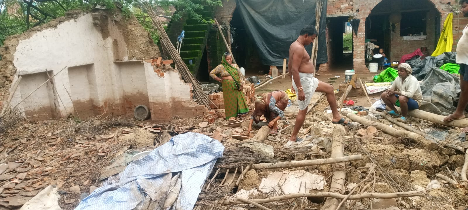 फोटो-10-मुड़िया देव के पास उफनाया उसरा नाला, जिससे रपटा डूब गया। संवाद फोटो-10-मुड़िया देव के पास उफनाया उसरा नाला, जिससे रपटा डूब गया। संवाद