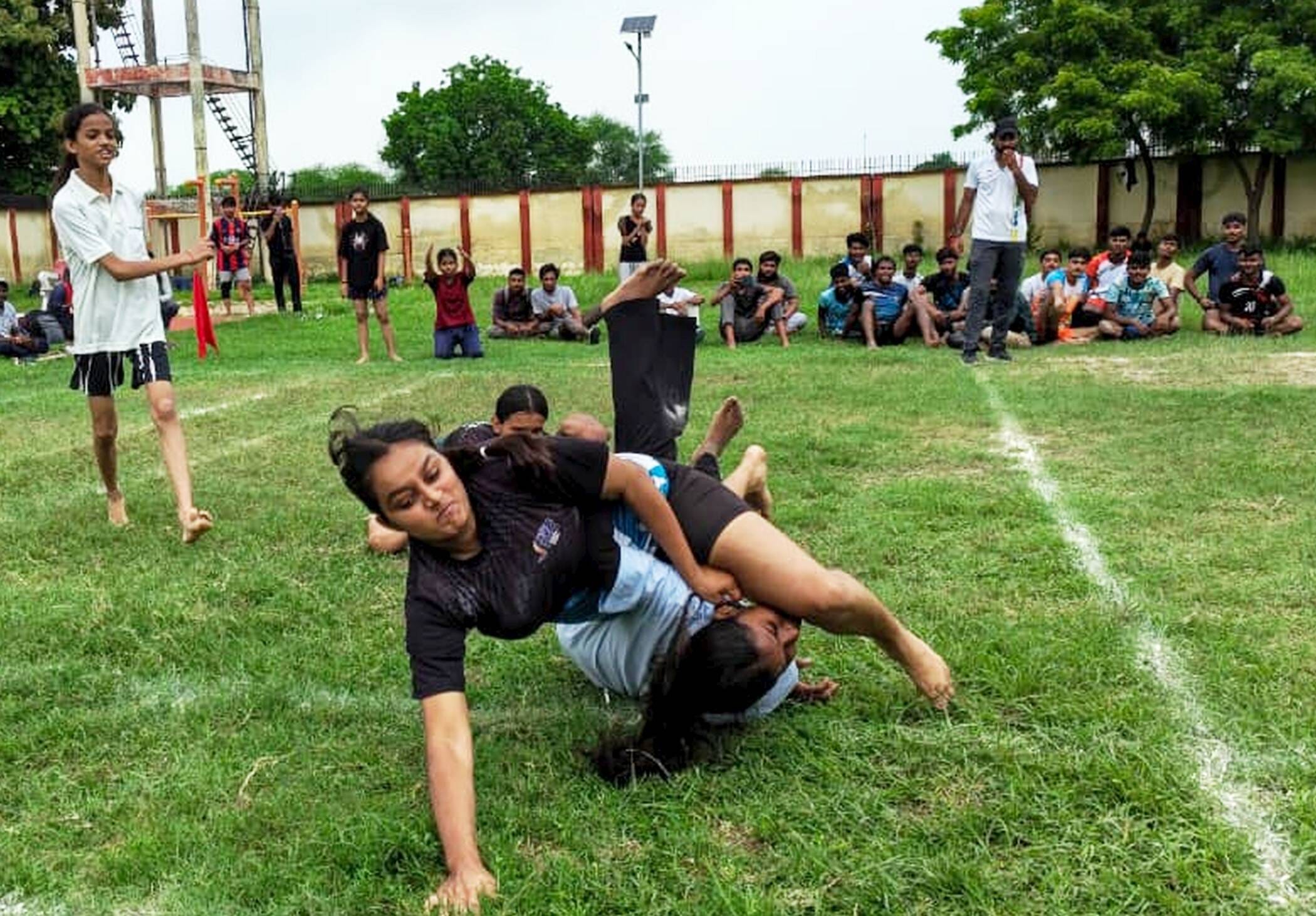 फोटो-19-कबड्डी प्रतियोगिता में प्रतिभाग करती खिलाड़ी। स्रोत: स्टेडियम फोटो-19-कबड्डी प्रतियोगिता में प्रतिभाग करती खिलाड़ी। स्रोत: स्टेडियम