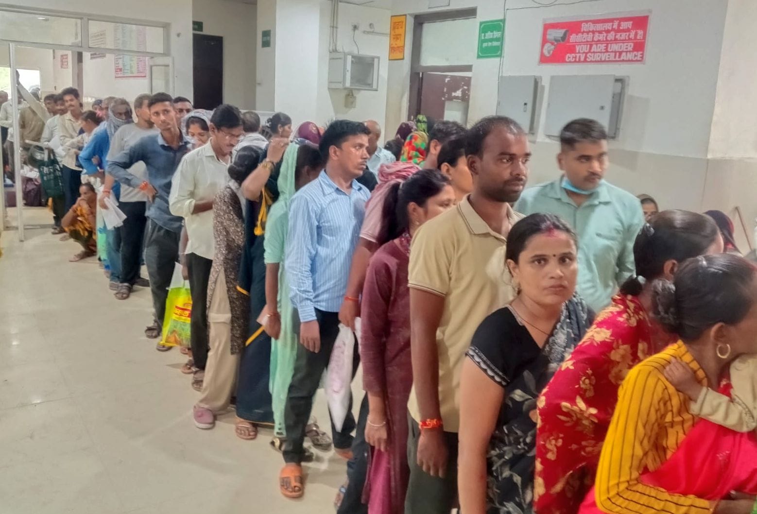 फोटो- 19- टीबी व चेस्ट रोग विभाग में मरीज की जांच करते डॉ. शिवम गुप्ता। संवाद फोटो- 19- टीबी व चेस्ट रोग विभाग में मरीज की जांच करते डॉ. शिवम गुप्ता। संवाद