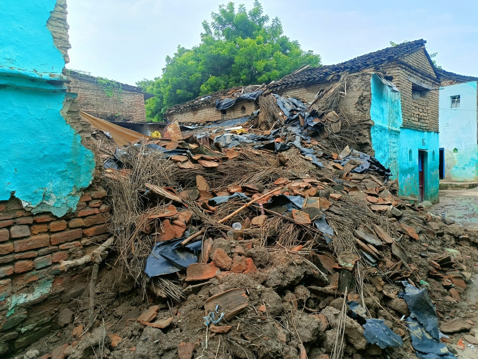फोटो 31 एचएएमपी 21- ग्रामीण और राहगीर नाव के सहारे नदी पार करते हुए।   संवाद