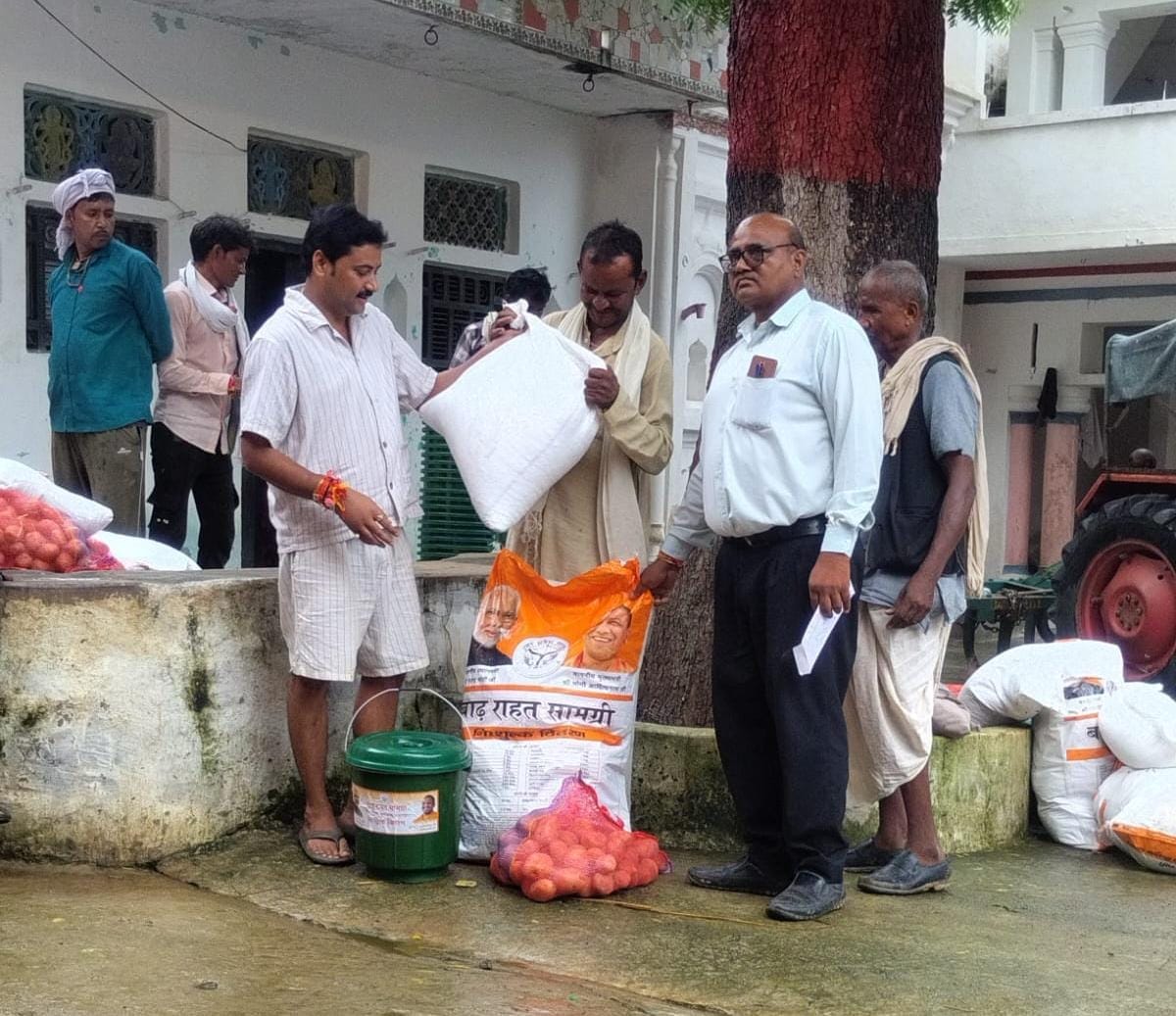 फोटो 31 एचएएमपी 21- ग्रामीण और राहगीर नाव के सहारे नदी पार करते हुए।   संवाद