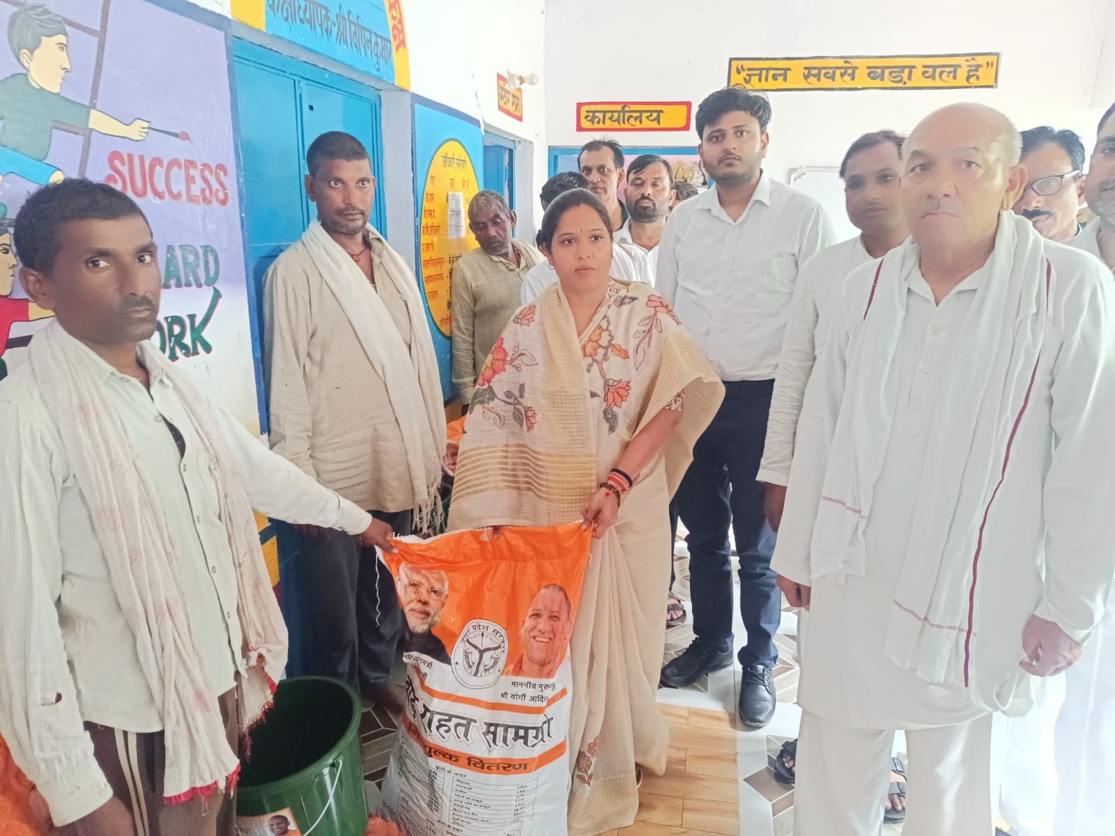 फोटो 31 एचएएमपी 21- ग्रामीण और राहगीर नाव के सहारे नदी पार करते हुए।   संवाद