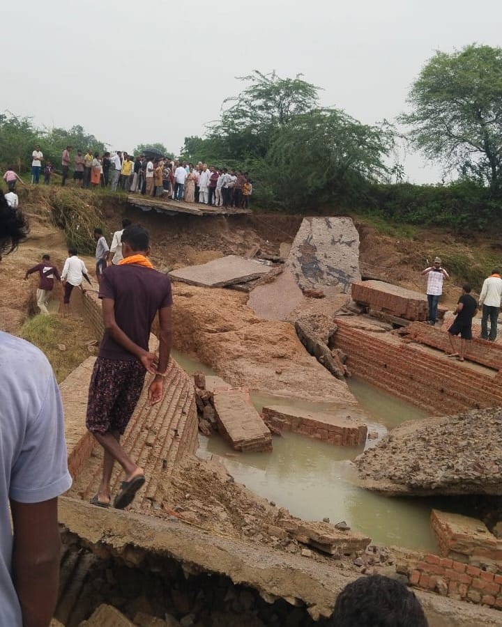 फोटो 31 एचएएमपी 21- ग्रामीण और राहगीर नाव के सहारे नदी पार करते हुए।   संवाद