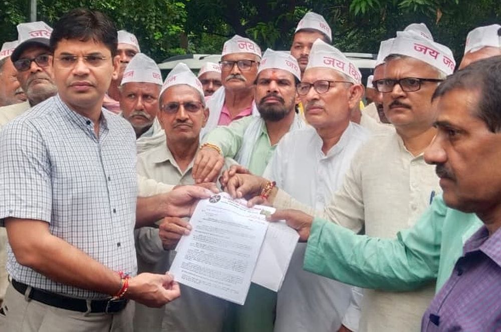 फोटो 31 एमएएचपी 22 परिचय-तहसील चरखारी स्थित खेत में अतिवृष्टि से खराब हुई फसल देखते एसडीएम। संव
