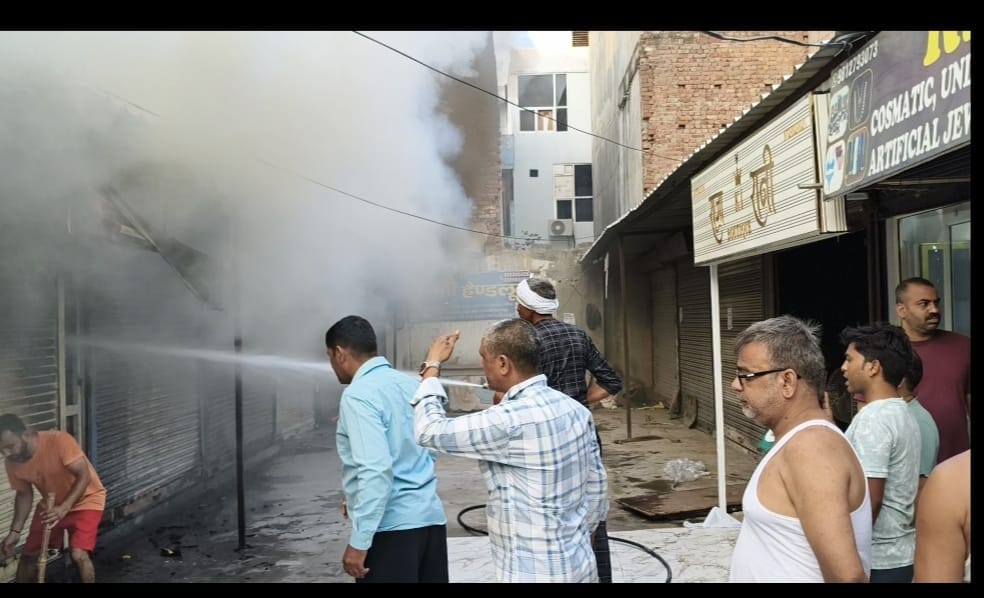 फोटो : : सोनीपत के कच्चे क्वार्टर बाजार स्थित झंडी रोड पर दुकान में लगी आग के दौरान उठता धुआं। 