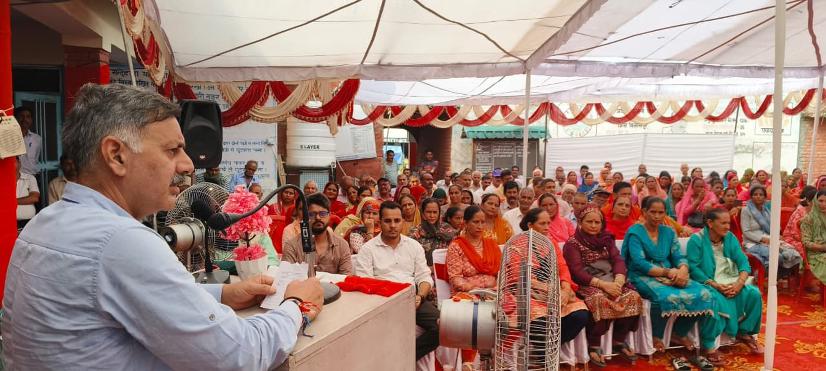 ग्राम पंचायत पनोह में आयोजित संवाद कार्यक्रम में जनसमस्याएं सुनते मंत्री राजेश धर्माणी। स्रोत: ग्राम पंचायत पनोह में आयोजित संवाद कार्यक्रम में जनसमस्याएं सुनते मंत्री राजेश धर्माणी। स्रोत:
