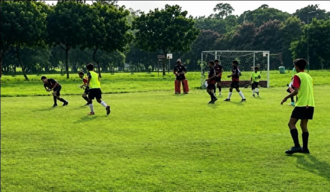 हॉकी मैच के दौरान खिलाड़ियों के साथ जिला खेल अधिकारी, अतिथि व अन्य। विभाग हॉकी मैच के दौरान खिलाड़ियों के साथ जिला खेल अधिकारी, अतिथि व अन्य। विभाग