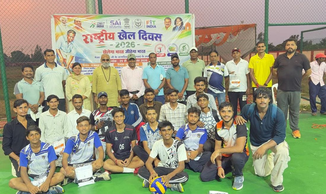 जिला स्पोर्ट्स स्टेडियम में वॉलीबॉल खेलते खिलाड़ी। संवाद जिला स्पोर्ट्स स्टेडियम में वॉलीबॉल खेलते खिलाड़ी। संवाद