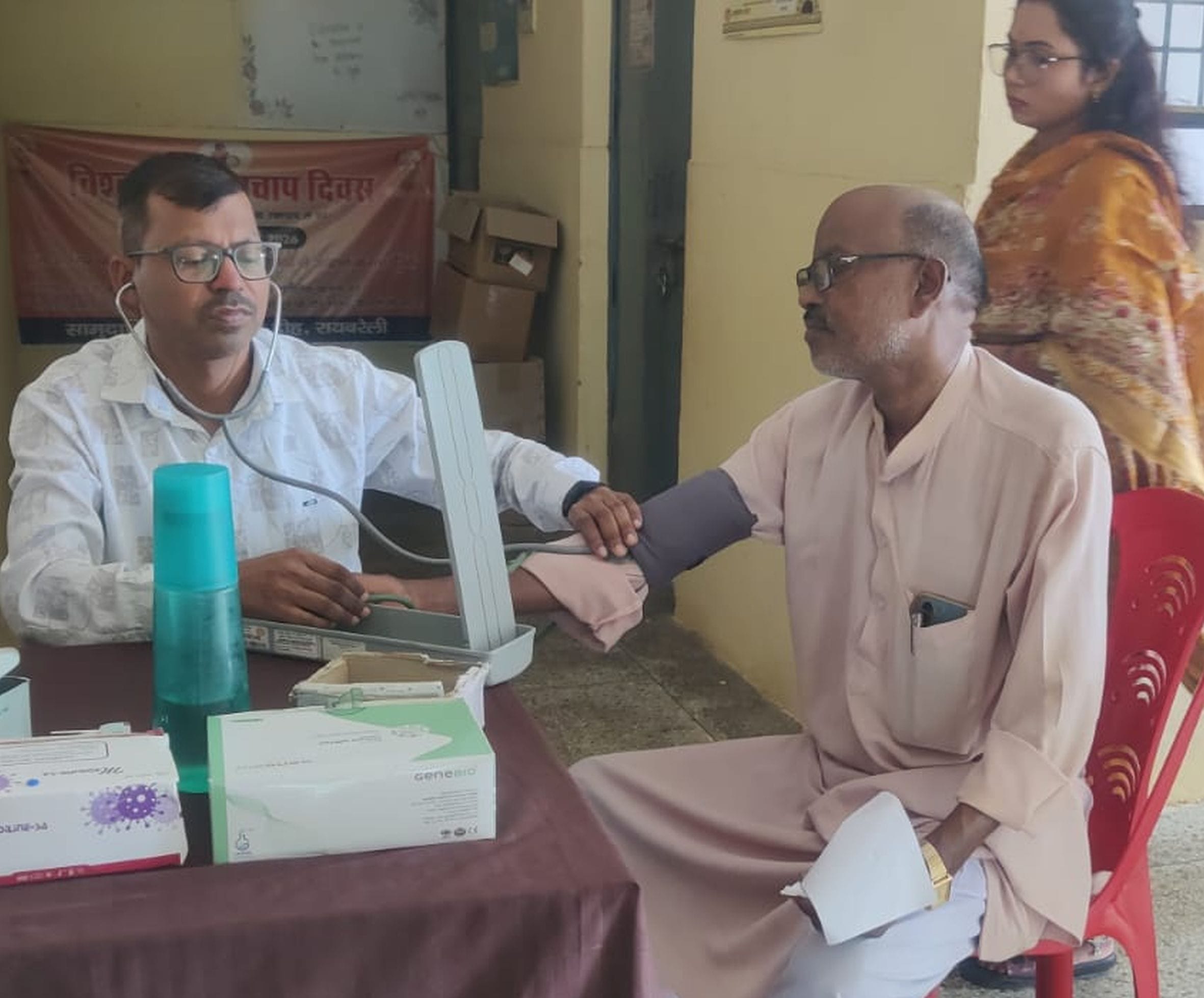 जलालपुर धई प्राथमिक स्वास्थ्य केंद्र में लगे आरोग्य मेला में बीमार बच्चे का इलाज करते चिकित्सक। जलालपुर धई प्राथमिक स्वास्थ्य केंद्र में लगे आरोग्य मेला में बीमार बच्चे का इलाज करते चिकित्सक।