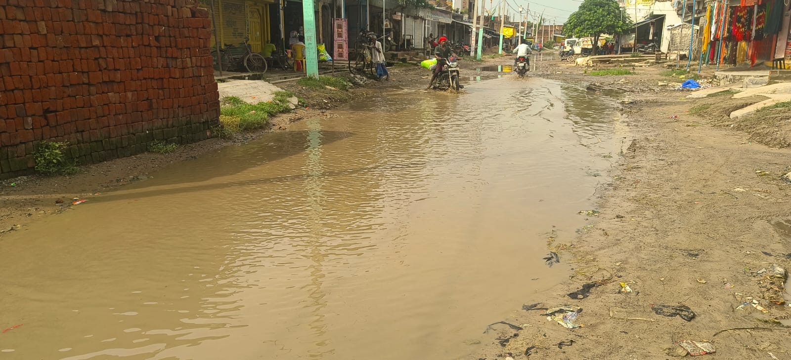 जर्जर सड़क। जर्जर सड़क।