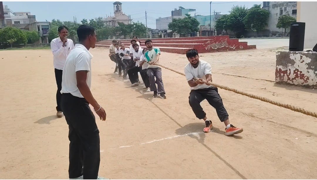 जाट कालेज में बैलून रेस में हिस्सा लेते युवा। कालेज जाट कालेज में बैलून रेस में हिस्सा लेते युवा। कालेज