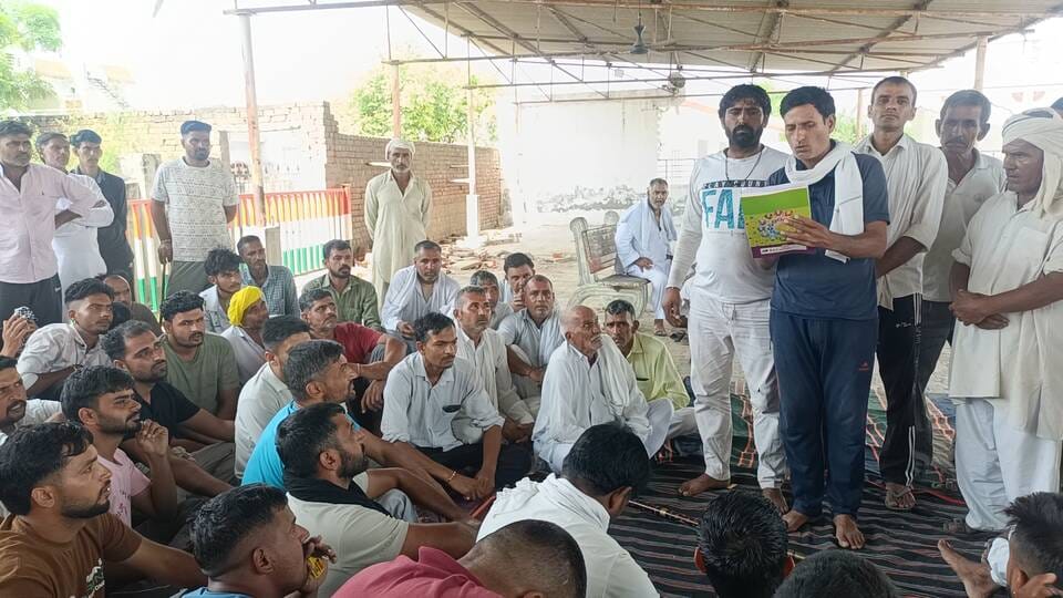 कैलरम में दूध के रेट को लेकर बैठक करते पशुपालक। संवाद कैलरम में दूध के रेट को लेकर बैठक करते पशुपालक। संवाद