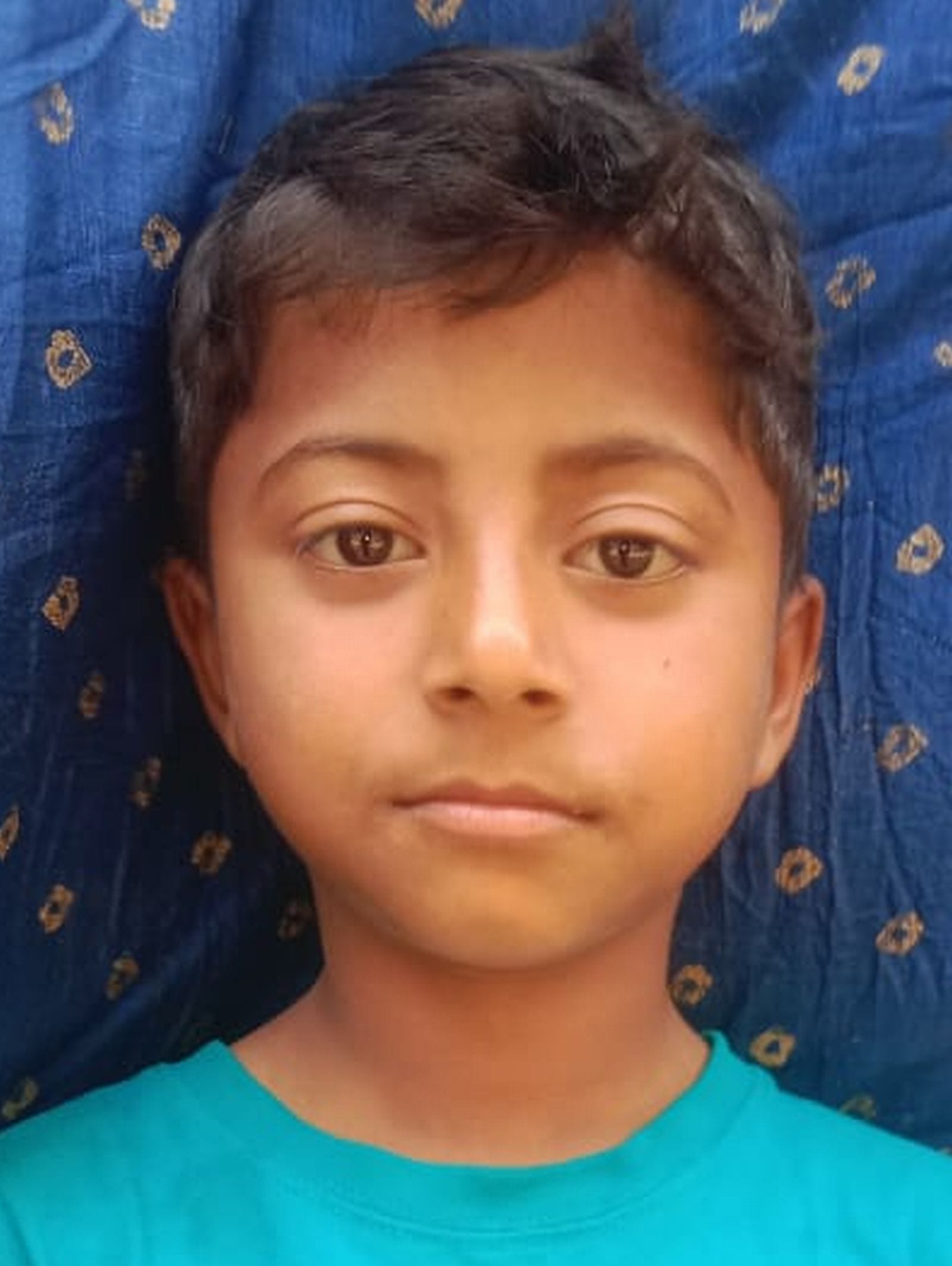 कमरे में घटना की जानकारी देते आयुष के चाचा, पास ही रखा फर्राटा पंखा और पीछे रखी कुठिया। संवाद कमरे में घटना की जानकारी देते आयुष के चाचा, पास ही रखा फर्राटा पंखा और पीछे रखी कुठिया। संवाद