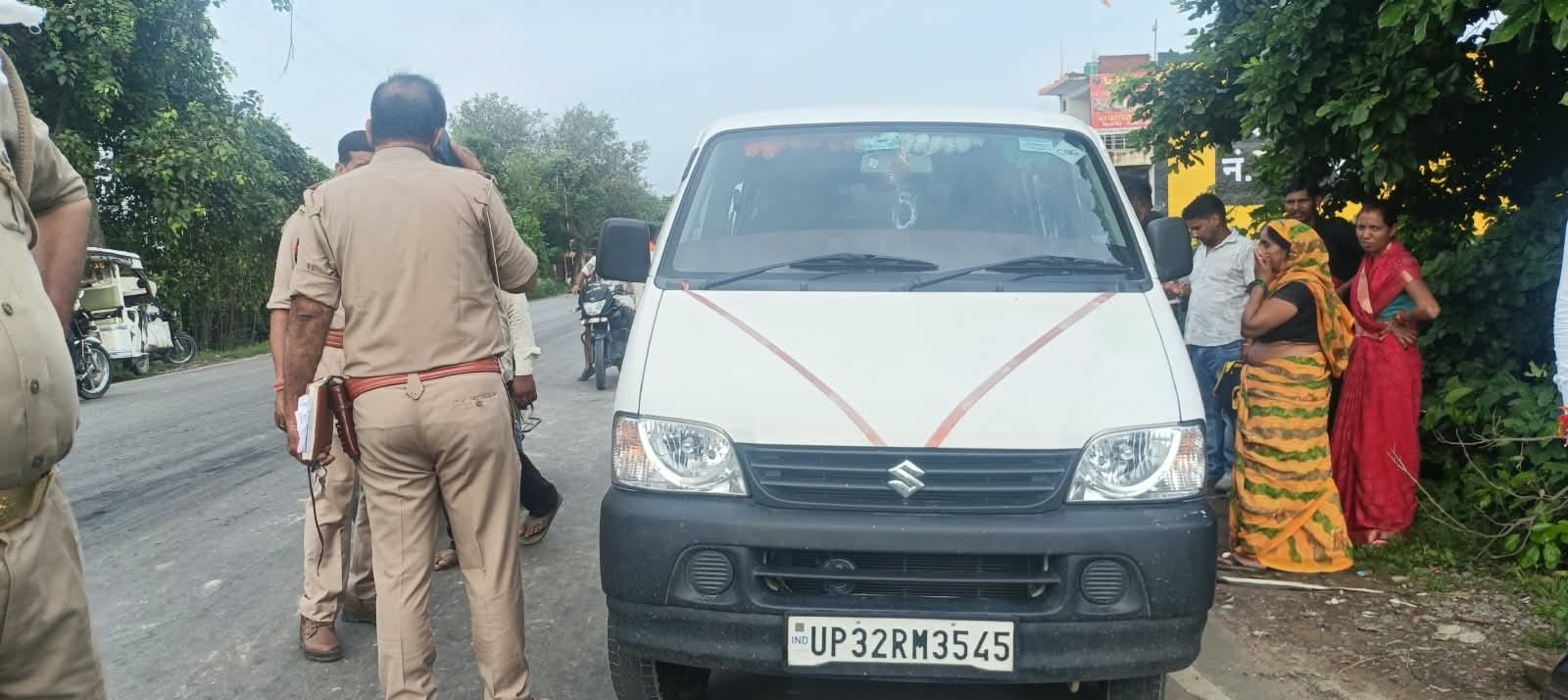 कार सवार और बाइक सवार युवकों के बीच विवाद के दौरान जुटे लोग। कार सवार और बाइक सवार युवकों के बीच विवाद के दौरान जुटे लोग।