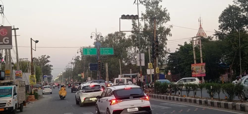 कुरुक्षेत्र। बंद पड़ी उमरी चौक पर लाल बत्ती। संवाद कुरुक्षेत्र। बंद पड़ी उमरी चौक पर लाल बत्ती। संवाद