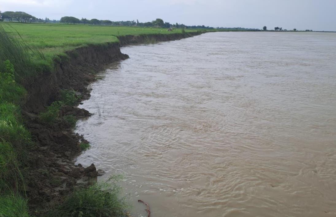 कटान करती राप्ती नदी कटान करती राप्ती नदी